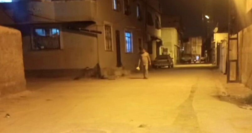 Sesinden rahatsız olduğu çocukları sopayla dövdü - 3. Resim