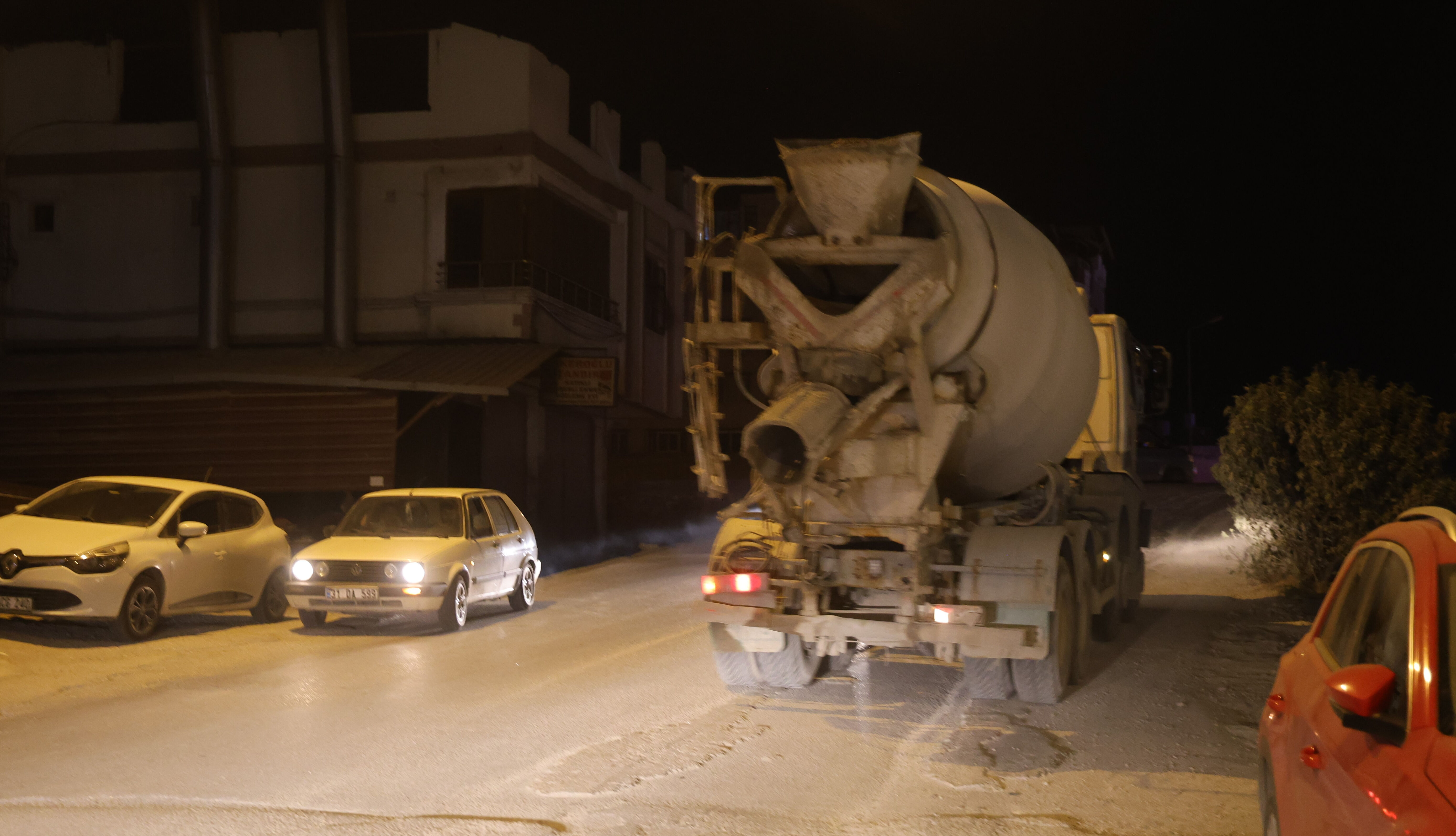 Seyir halindeki mikser yola beton döktü! "Şaşkınlıkla izledik" diyerek isyan ettiler Seyir halindeki mikser yola beton döktü! "Şaşkınlıkla izledik" diyerek isyan ettiler - 1. Resim