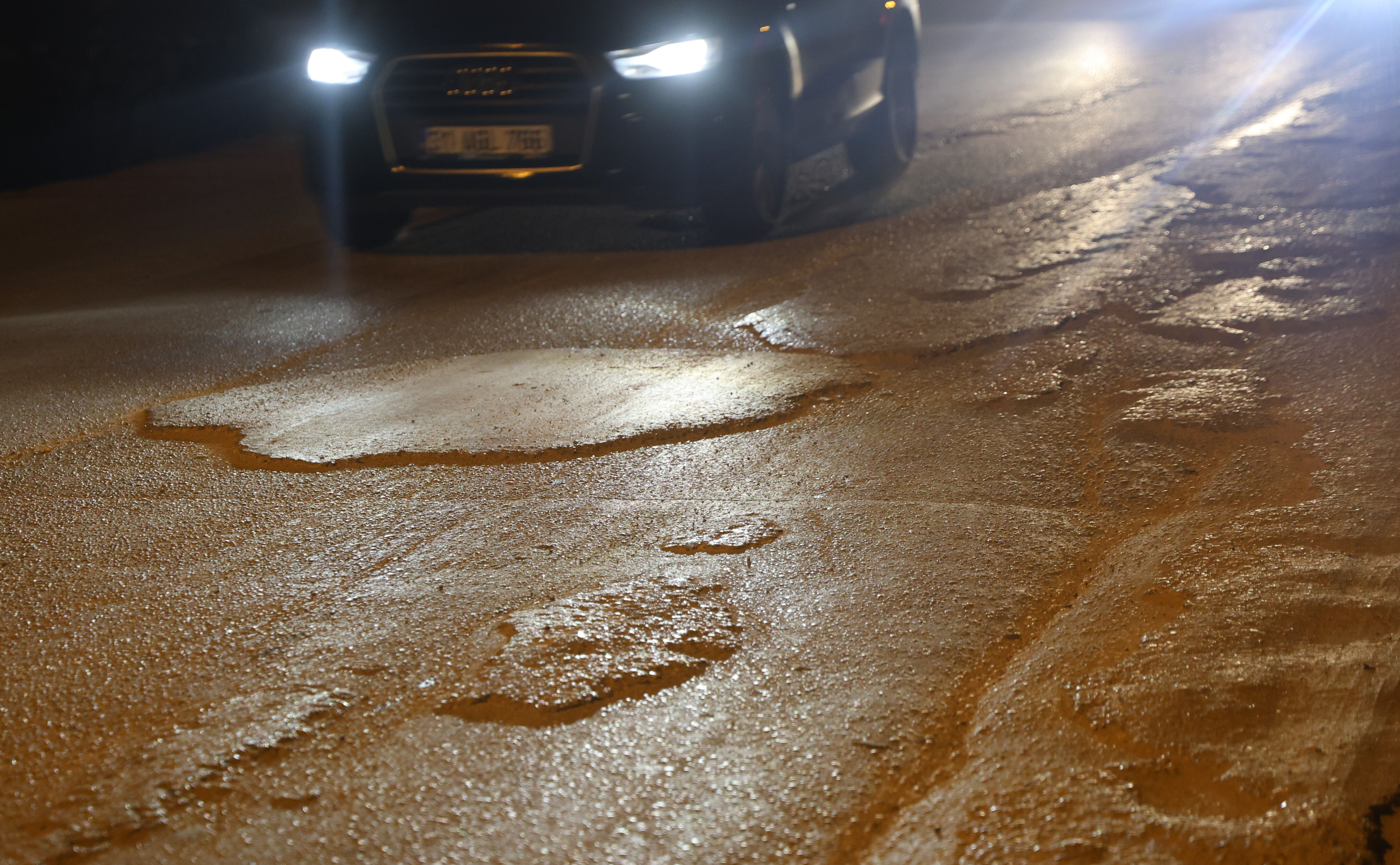 Seyir halindeki mikser yola beton döktü! "Şaşkınlıkla izledik" diyerek isyan ettiler Seyir halindeki mikser yola beton döktü! "Şaşkınlıkla izledik" diyerek isyan ettiler - 2. Resim