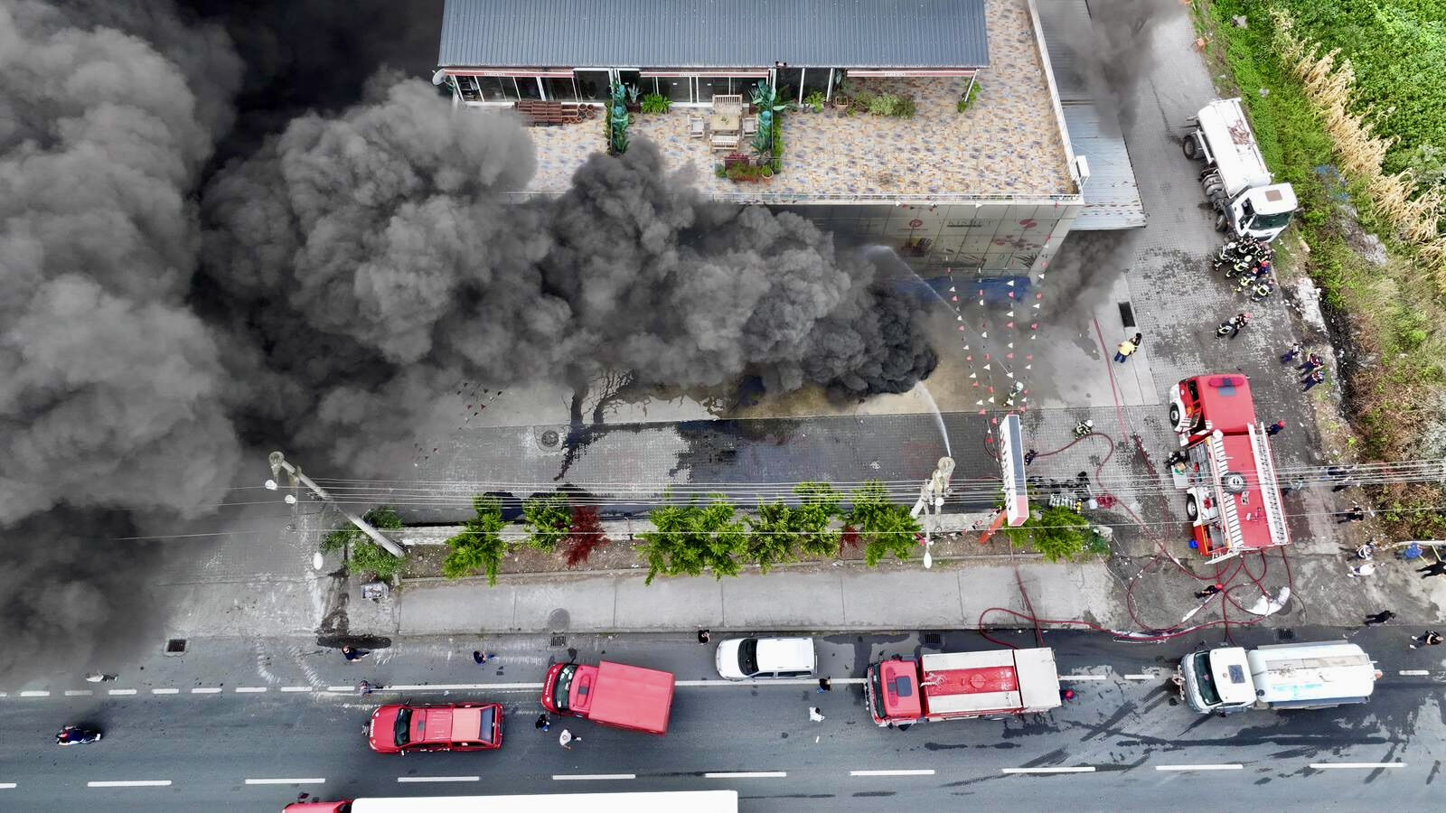 Trabzon'da AVM'de yangın! Alevler kontrol altında - 1. Resim