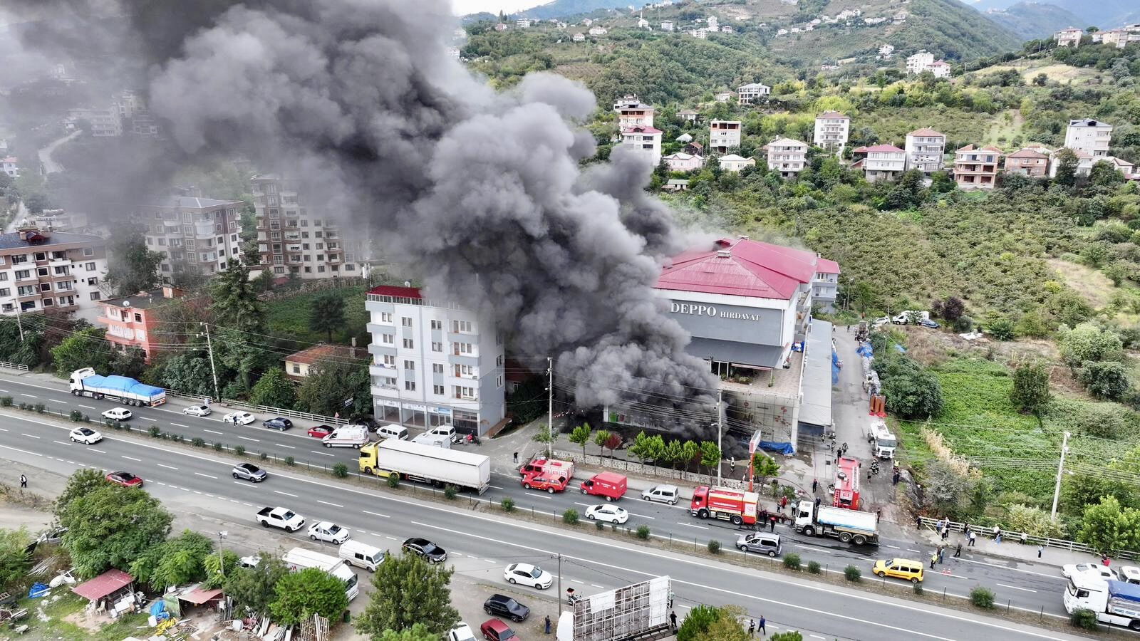 Trabzon'da AVM'de yangın! Alevler kontrol altında - 2. Resim