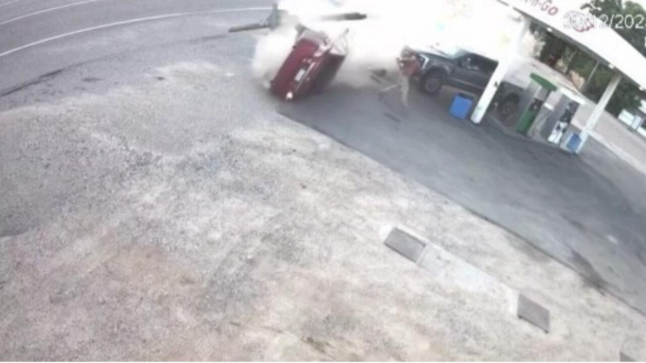 ABD'de facianın eşiğinden dönüldü! Aracın altında kalmaktan son anda kurtuldu ABD'de facianın eşiğinden dönüldü! Aracın altında kalmaktan son anda kurtuldu - 1. Resim