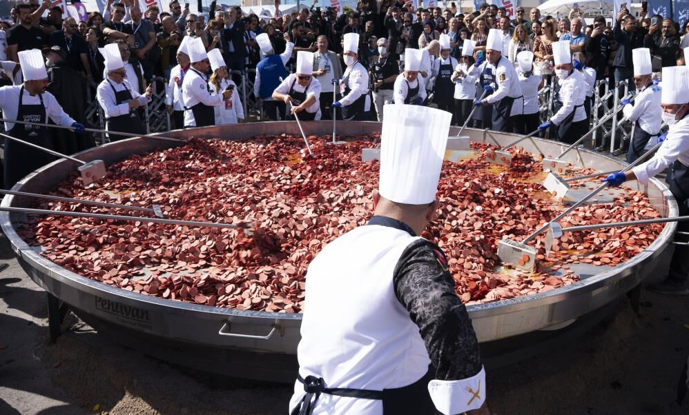 Afyon'da Guinness Dünya Rekoru! 100 şeften 2 tonluk sucuklu yumurta Afyon'da Guinness Dünya Rekoru! 100 şeften 2 tonluk sucuklu yumurta - 4. Resim