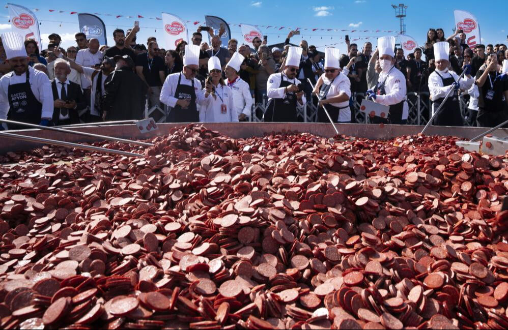 Afyon'da Guinness Dünya Rekoru! 100 şeften 2 tonluk sucuklu yumurta Afyon'da Guinness Dünya Rekoru! 100 şeften 2 tonluk sucuklu yumurta - 3. Resim
