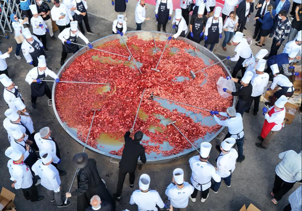 Afyon'da Guinness Dünya Rekoru! 100 şeften 2 tonluk sucuklu yumurta Afyon'da Guinness Dünya Rekoru! 100 şeften 2 tonluk sucuklu yumurta - 1. Resim