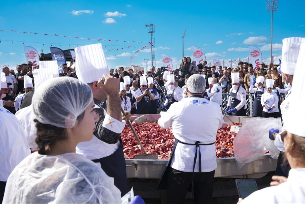 Afyon'da Guinness Dünya Rekoru! 100 şeften 2 tonluk sucuklu yumurta Afyon'da Guinness Dünya Rekoru! 100 şeften 2 tonluk sucuklu yumurta - 2. Resim