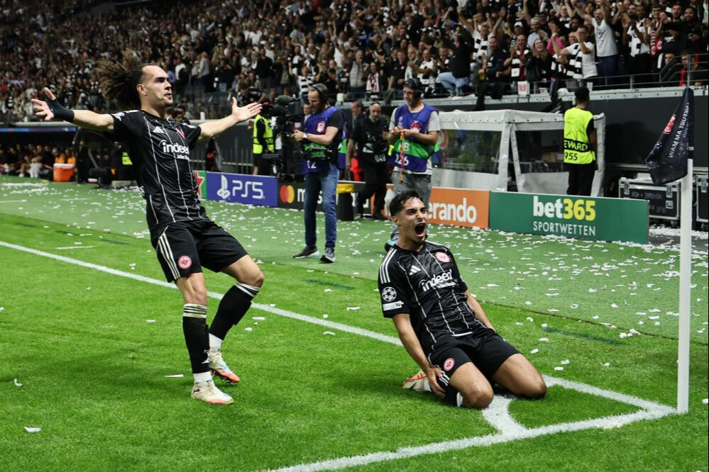 Alman basınında manşetler Galatasaray! "Frankfurt rakibin zayıflığından acımasızca yararlandı" Alman basınında manşet Galatasaray! "Frankfurt rakibin zayıflığından acımasızca yararlandı" - 2. Resim