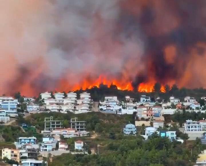 Antalya ve Muğla kabusu yaşıyor! Alevler mahalleleri sardı, söndürülemiyor - 1. Resim