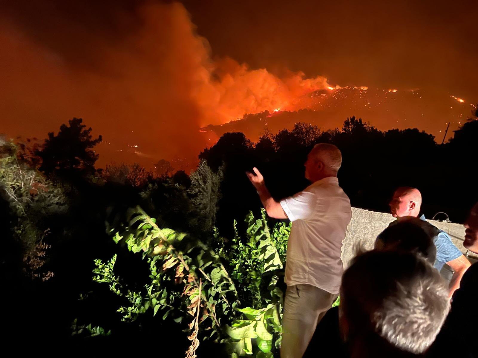 Antalya ve Muğla’da korku dolu gece! Alevler mahalleleri sardı, söndürülemiyor - 2. Resim