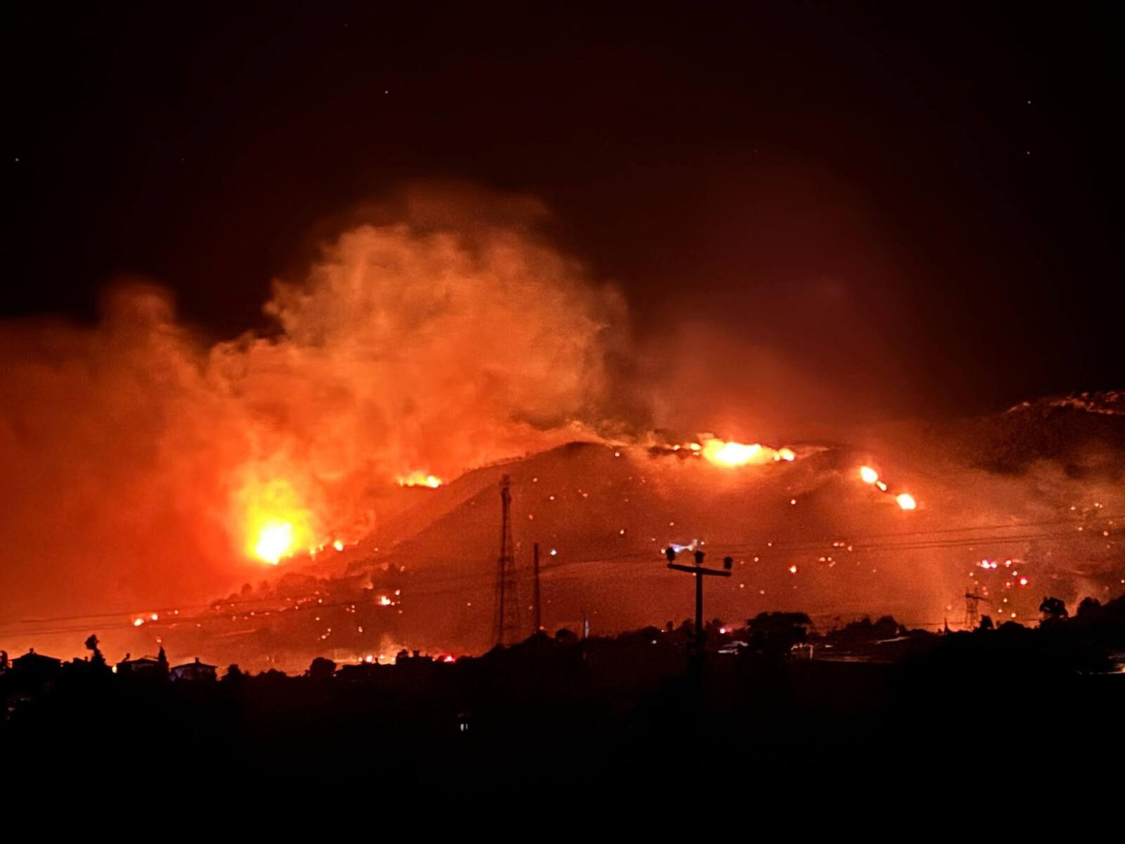 Antalya ve Muğla’da korku dolu gece! Alevler mahalleleri sardı, söndürülemiyor - 1. Resim