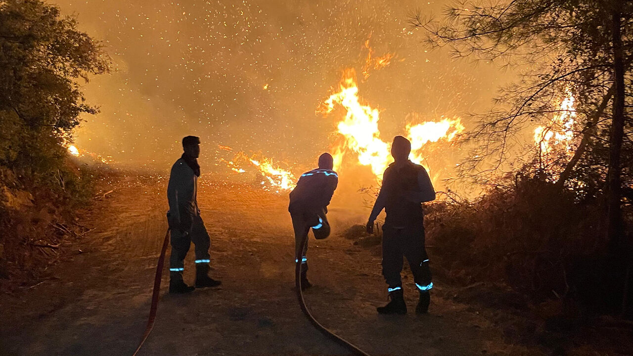 Antalya ve Muğla’da korku dolu gece! Alevler mahalleleri sardı, söndürülemiyor - 1. Resim