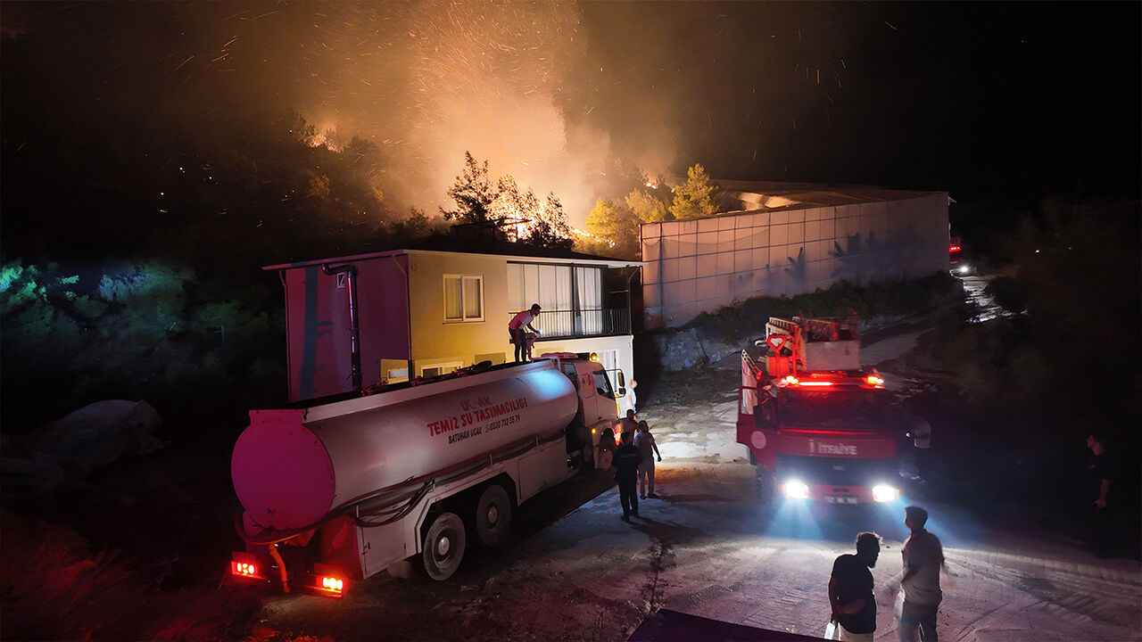 Antalya ve Muğla’da korku dolu gece! Alevler mahalleleri sardı, söndürülemiyor - 1. Resim