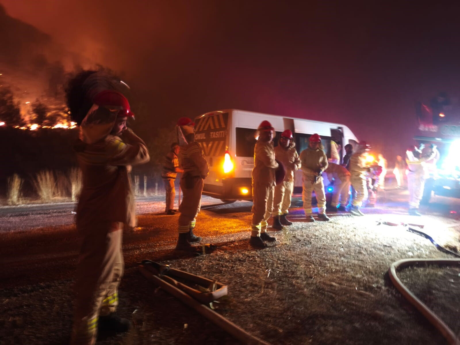 Antalya ve Muğla’da korku dolu gece! Alevler mahalleleri sardı, söndürülemiyor - 1. Resim