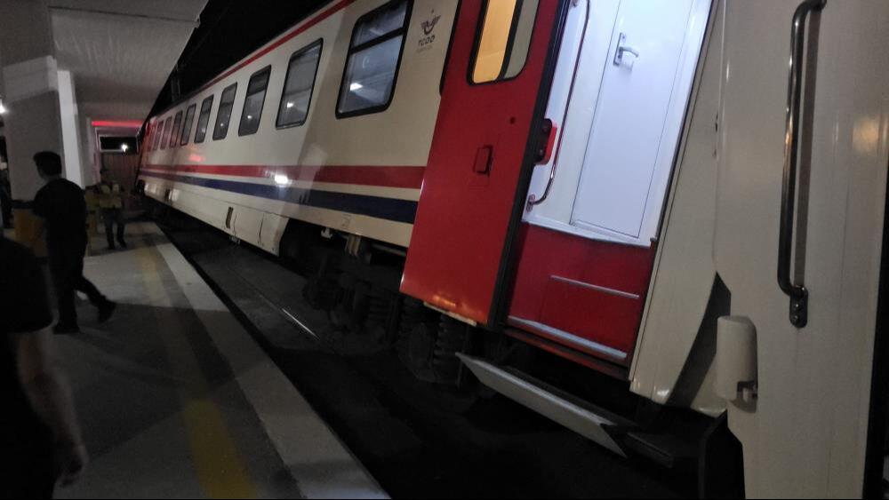 Bandırma’da faciadan dönüldü: Yolcu treni istasyon duvarına çarptı Bandırma’da faciadan dönüldü: Yolcu treni istasyon duvarına çarptı - 1. Resim