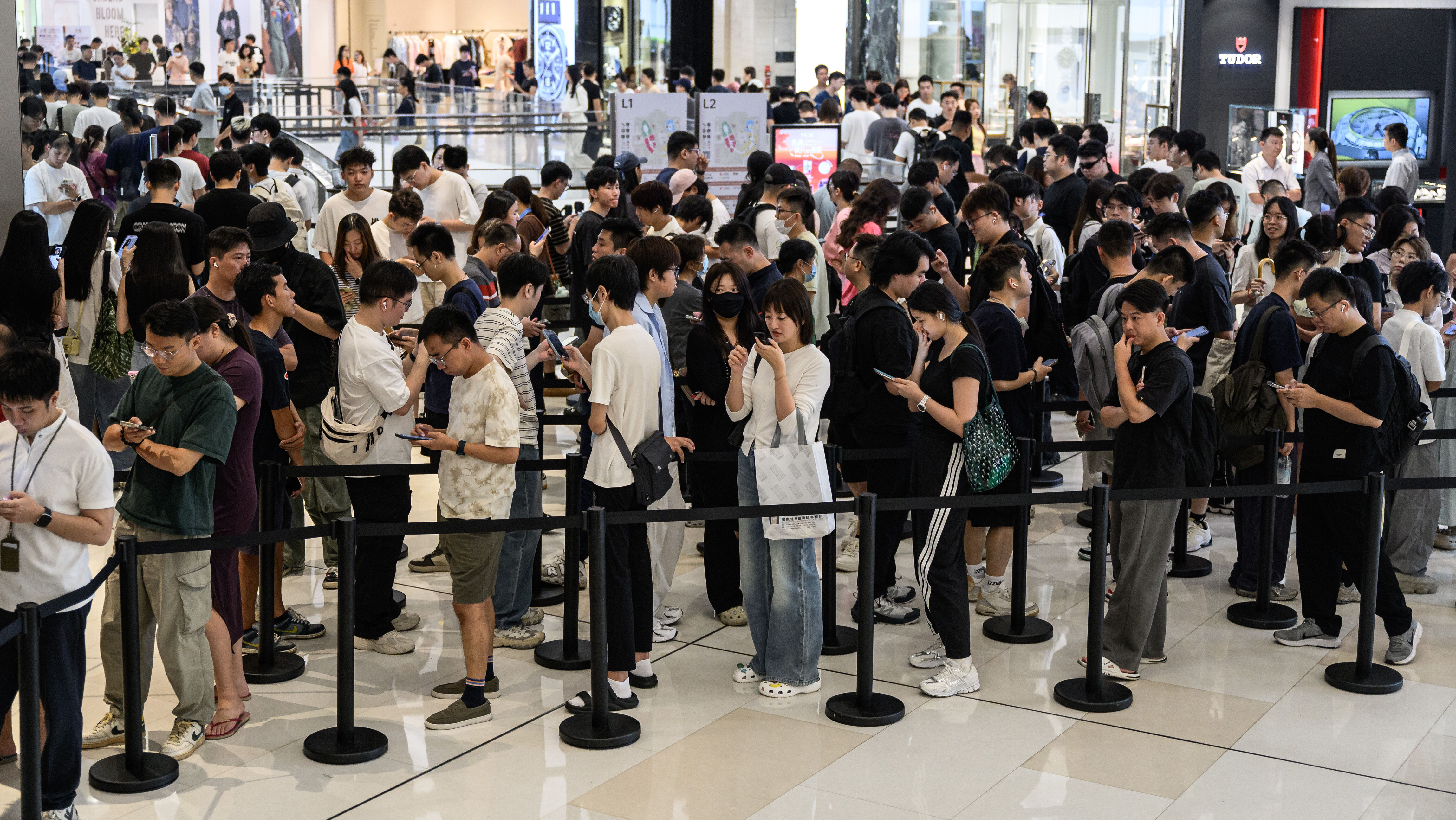 Dünyada iPhone 17 çılgınlığı! Mağazaların önünde izdiham yaşandı Dünyada iPhone 17 çılgınlığı! Mağazaların önünde izdiham yaşandı - 3. Resim