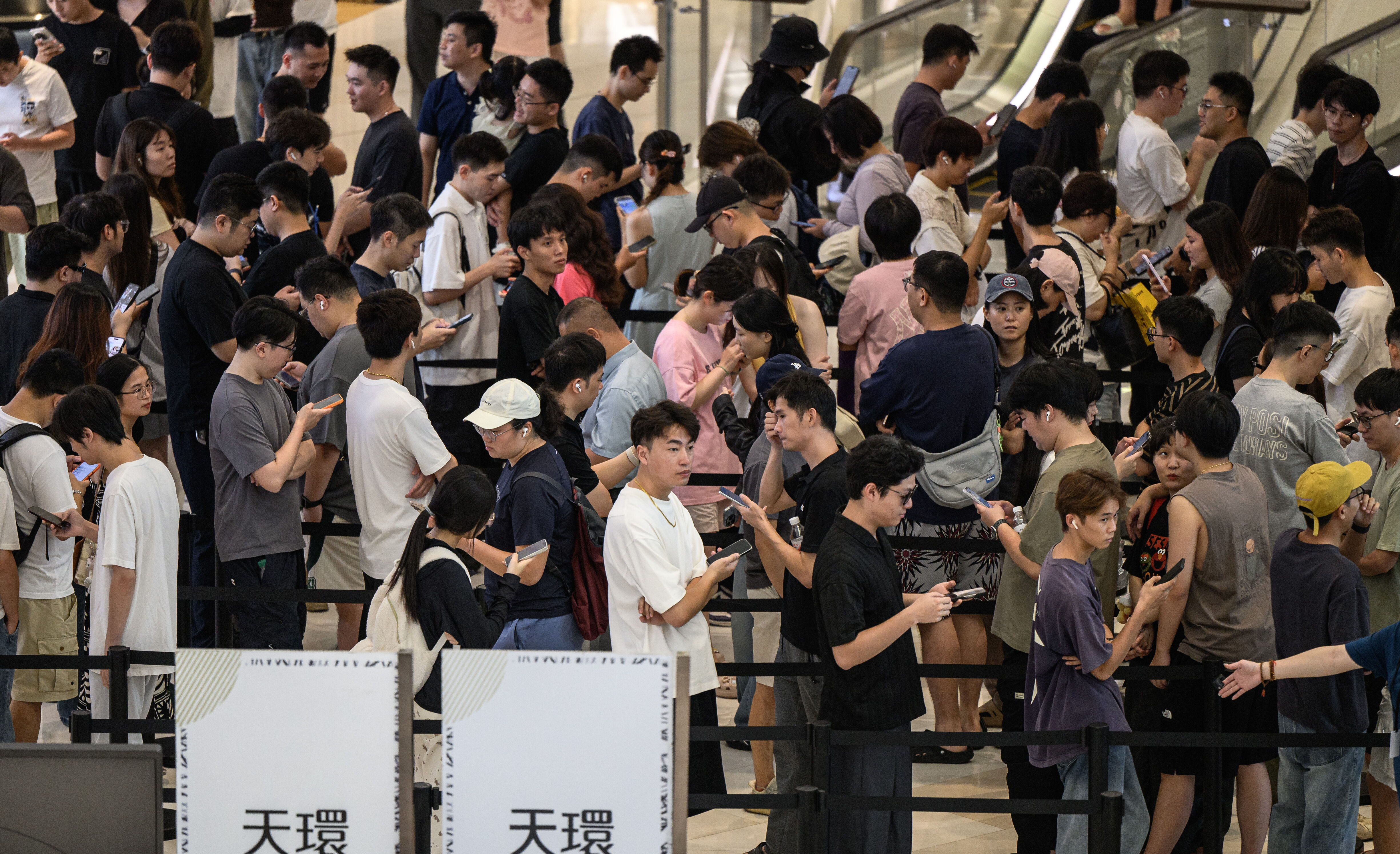 Dünyada iPhone 17 çılgınlığı! Mağazaların önünde izdiham yaşandı Dünyada iPhone 17 çılgınlığı! Mağazaların önünde izdiham yaşandı - 2. Resim