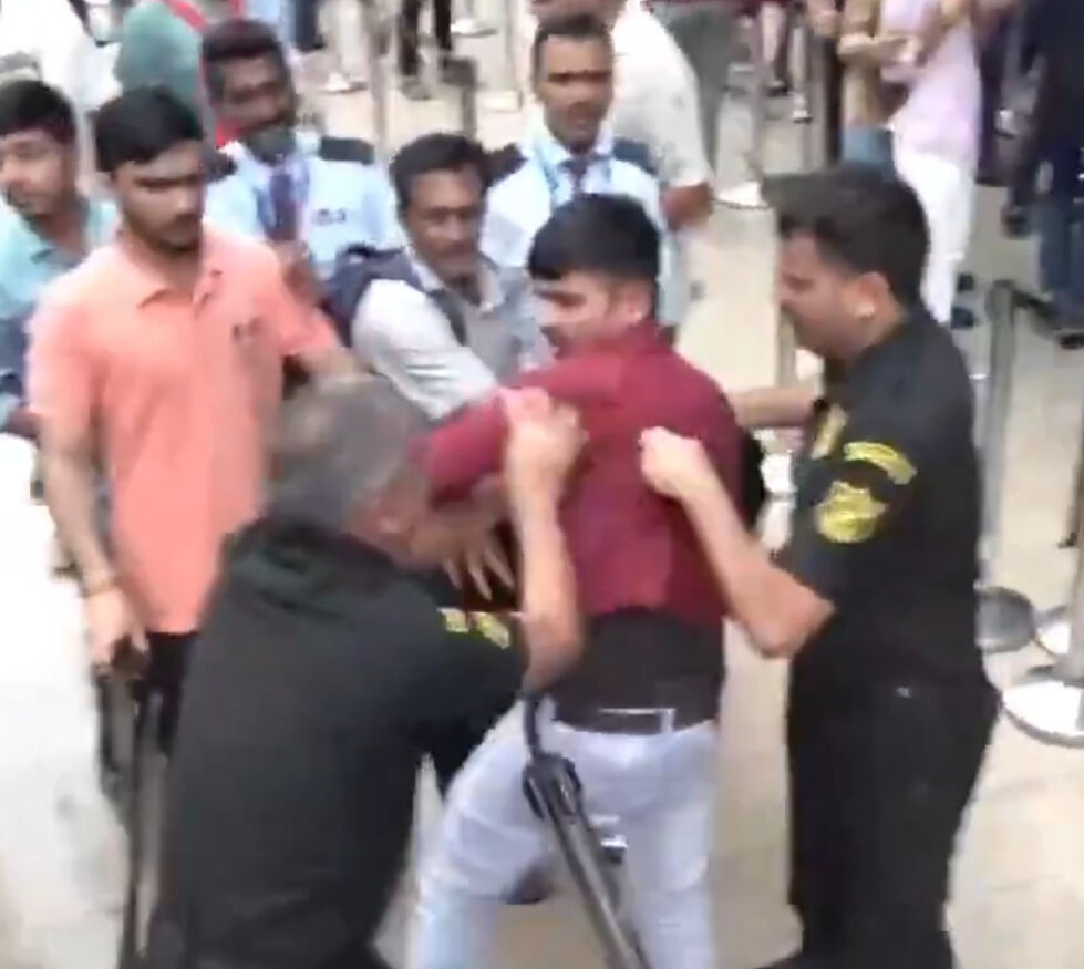 Dünyada iPhone 17 çılgınlığı! Mağazaların önünde izdiham yaşandı Dünyada iPhone 17 çılgınlığı! Mağazaların önünde izdiham yaşandı - 5. Resim