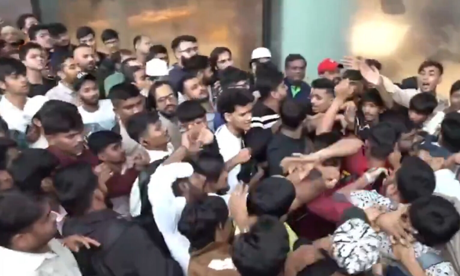 Dünyada iPhone 17 çılgınlığı! Mağazaların önünde izdiham yaşandı Dünyada iPhone 17 çılgınlığı! Mağazaların önünde izdiham yaşandı - 4. Resim