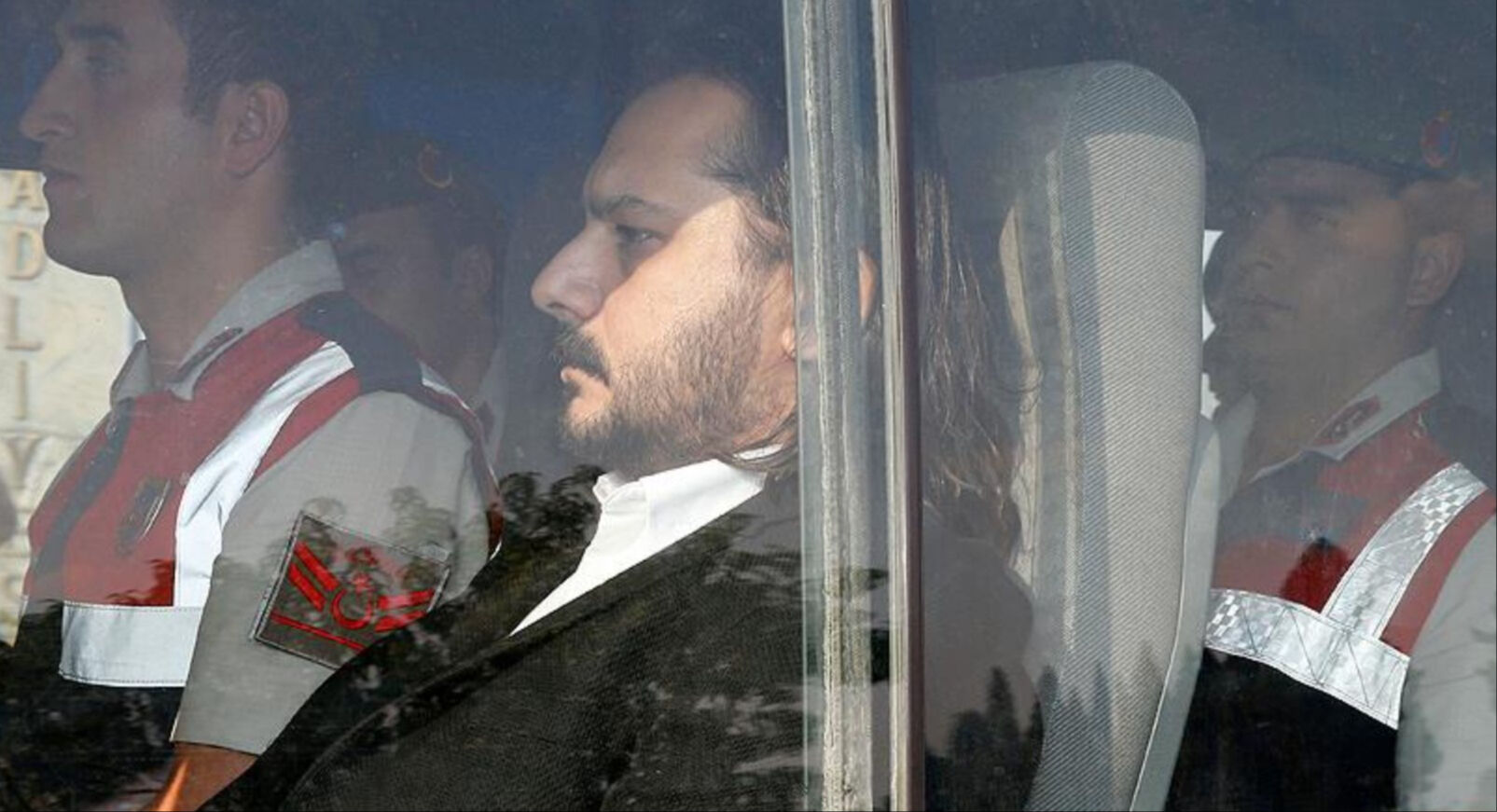 Emrah Serbes'in imza günü etkinliği büyük tepki çekti! İletişim Yayınları geri adım attı Emrah Serbes'in imza günü etkinliği büyük tepki çekti! İletişim Yayınları geri adım attı - 1. Resim