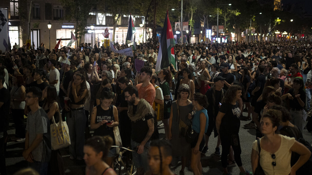 İspanyollar Gazze için ayakta! Binlerce kişi meydanlara indi İspanyollar Gazze için ayakta! Binlerce kişi meydanlara indi - 2. Resim