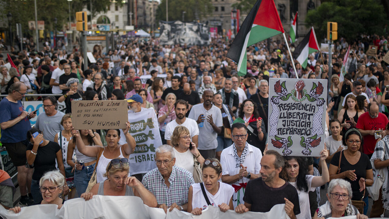 İspanyollar Gazze için ayakta! Binlerce kişi meydanlara indi İspanyollar Gazze için ayakta! Binlerce kişi meydanlara indi - 4. Resim