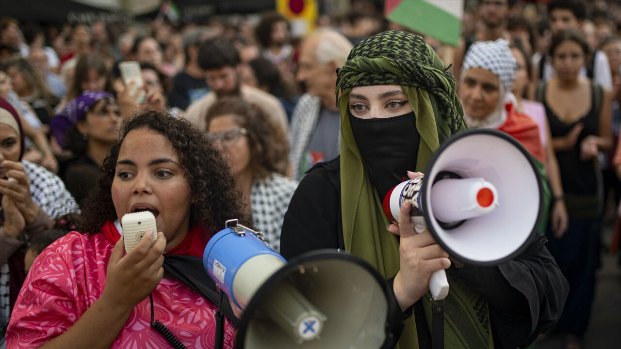 İspanyollar Gazze için ayakta! Binlerce kişi meydanlara indi İspanyollar Gazze için ayakta! Binlerce kişi meydanlara indi - 1. Resim