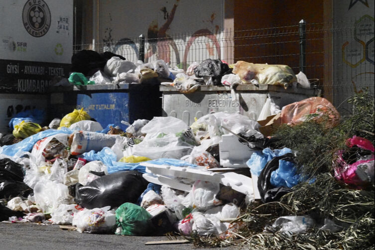 İzmir'de sokaklar yine çöp yığını ile doldu! Buca'da vatandaşlar isyan etti - 2. Resim