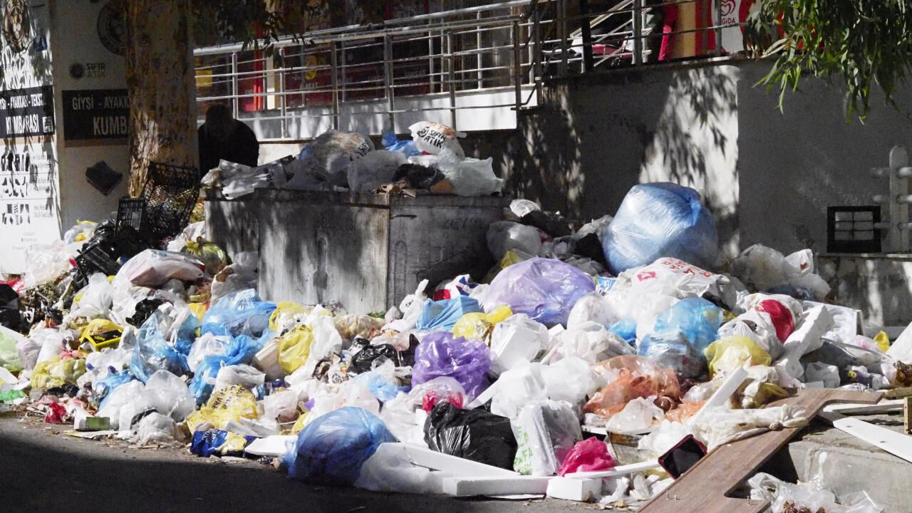 İzmir'de sokaklar yine çöp yığını ile doldu! Buca'da vatandaşlar isyan etti - 1. Resim
