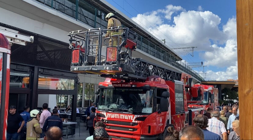 Kadıköy'de korkutan yangın! Restoranın bacası alev aldı Kadıköy'de korkutan yangın! Restoranın bacası alev aldı - 2. Resim