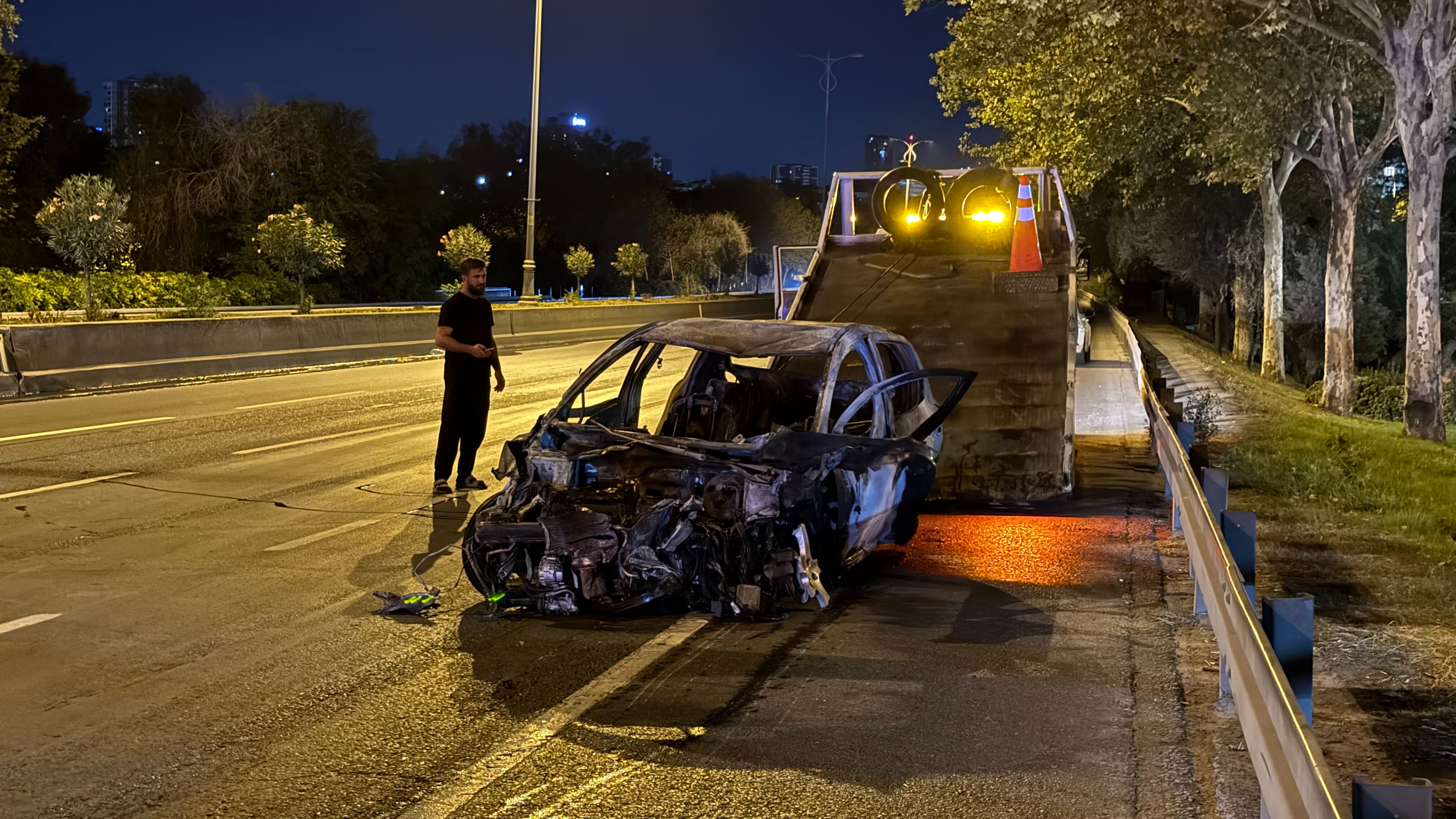 Kontrolden çıkan araç Esenler’i felç etti: 5 kişi yola savruldu, ambulanslar peş peşe geldi Kontrolden çıkan araç Esenler’i felç etti: 5 kişi yola savruldu, ambulanslar peş peşe geldi - 2. Resim