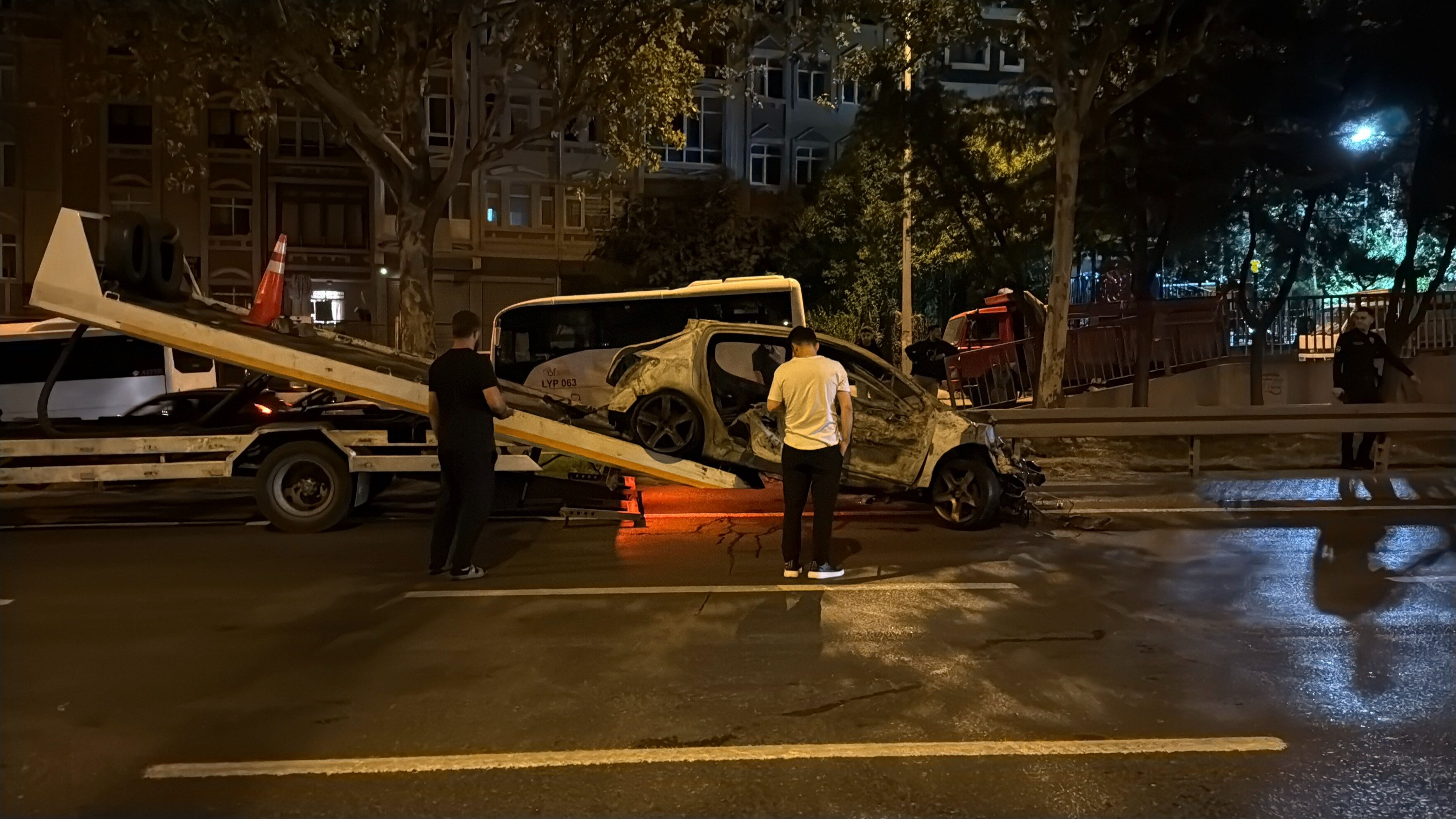 Kontrolden çıkan araç Esenler’i felç etti: 5 kişi yola savruldu, ambulanslar peş peşe geldi Kontrolden çıkan araç Esenler’i felç etti: 5 kişi yola savruldu, ambulanslar peş peşe geldi - 1. Resim