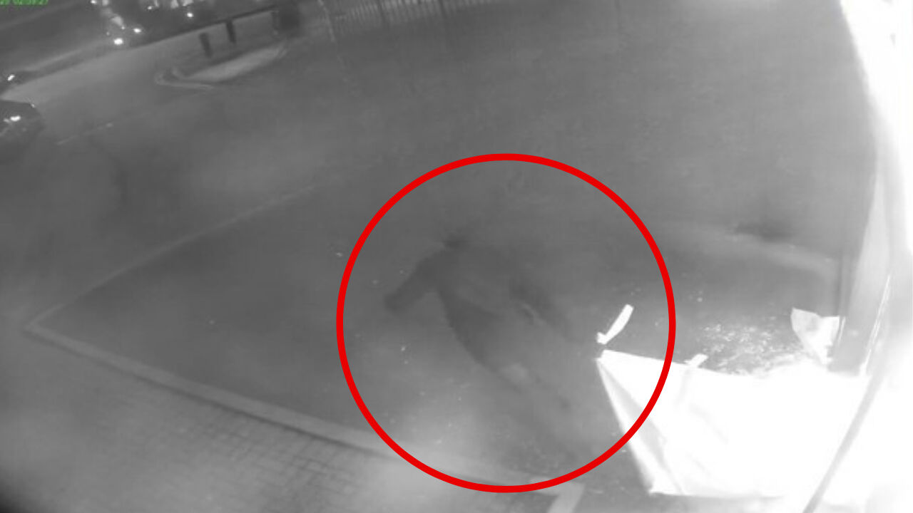 Londra'da 2 milyon sterlinlik vurgun! Kepenkleri elektrikli testereyle kesip girdiler Londra'da 2 milyon sterlinlik vurgun! Kepenkleri elektrikli testereyle kesip girdiler - 1. Resim