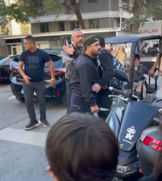 Okul önünde veli kavgası! Bıçakla birbirlerine girdiler Okul önünde veli kavgası! Bıçakla birbirlerine girdiler - 1. Resim