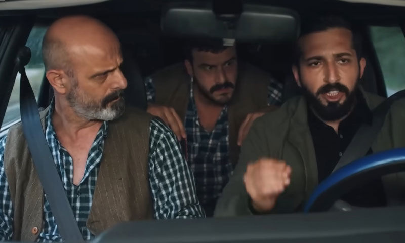 ‘Sahte polis rozetiyle araç kaçırdı’ iddiası! Ünlü oyuncu Emre Bulut hakim karşısına çıktı - 2. Resim