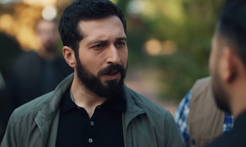 ‘Sahte polis rozetiyle araç kaçırdı’ iddiası! Ünlü oyuncu Emre Bulut hakim karşısına çıktı - 1. Resim