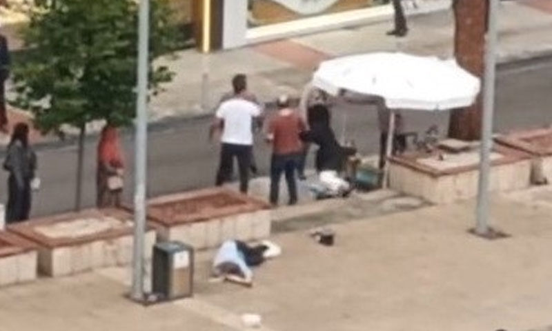 Sokakta ‘laf atma’ kavgası kanlı bitti! Zabıtanın müdahalesi gecikmedi Sokakta ‘laf atma’ kavgası kanlı bitti! Zabıtanın müdahalesi gecikmedi - 3. Resim