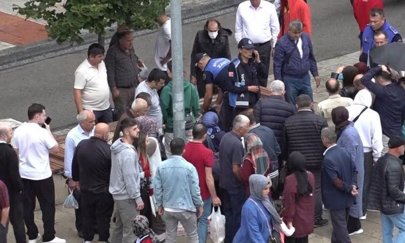 Sokakta ‘laf atma’ kavgası kanlı bitti! Zabıtanın müdahalesi gecikmedi Sokakta ‘laf atma’ kavgası kanlı bitti! Zabıtanın müdahalesi gecikmedi - 1. Resim