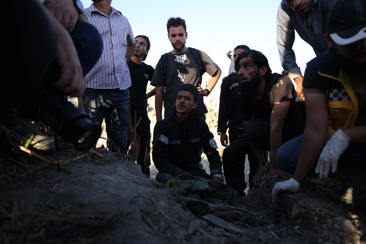 Suriye'de Esad'ın bıraktığı dehşet! İki günde 175 ceset çıkartıldı Suriye'de dehşet bitmiyor! İki günde 175 ceset çıkartıldı - 1. Resim