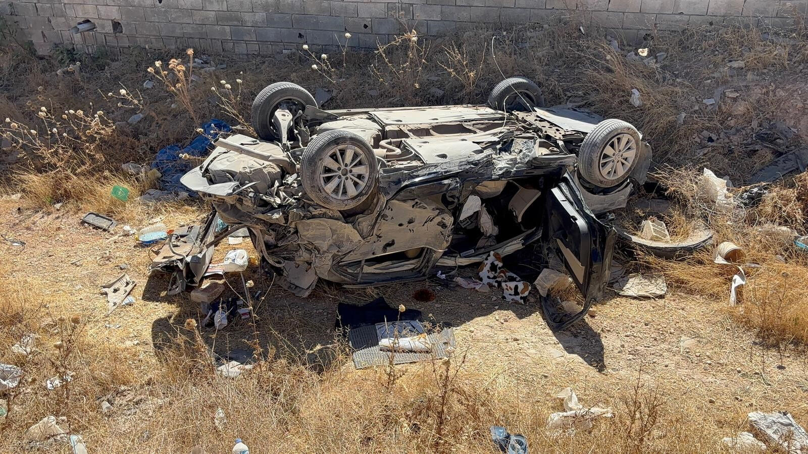 Ters dönen otomobil yol kenarına uçtu! 4'ü çocuk 6 yaralı var - 1. Resim