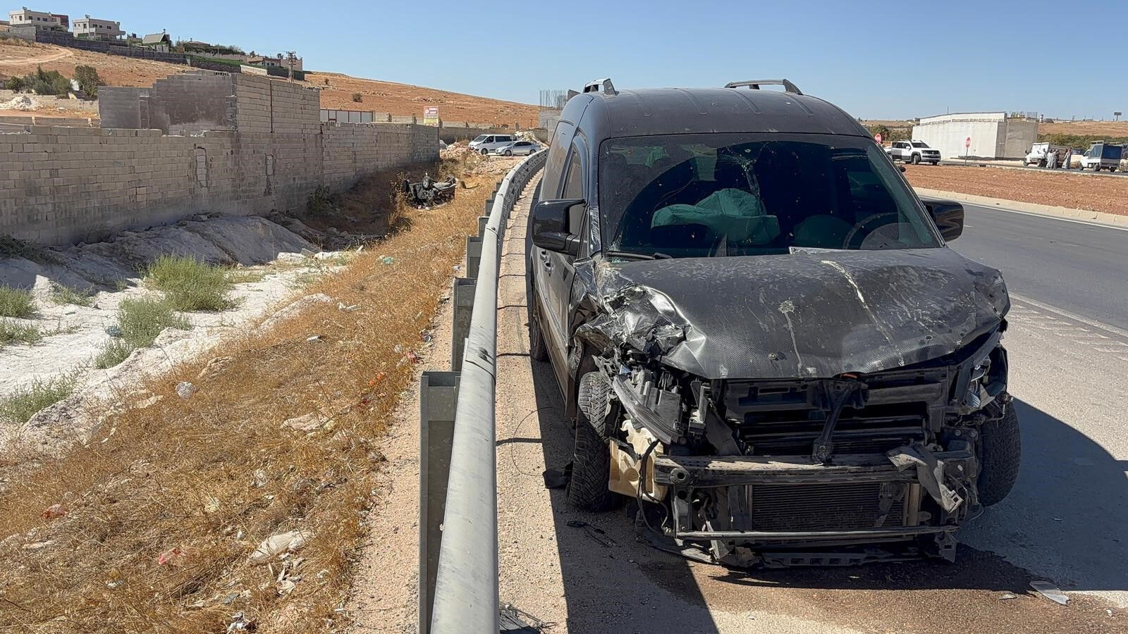 Ters dönen otomobil yol kenarına uçtu! 4'ü çocuk 6 yaralı var - 2. Resim