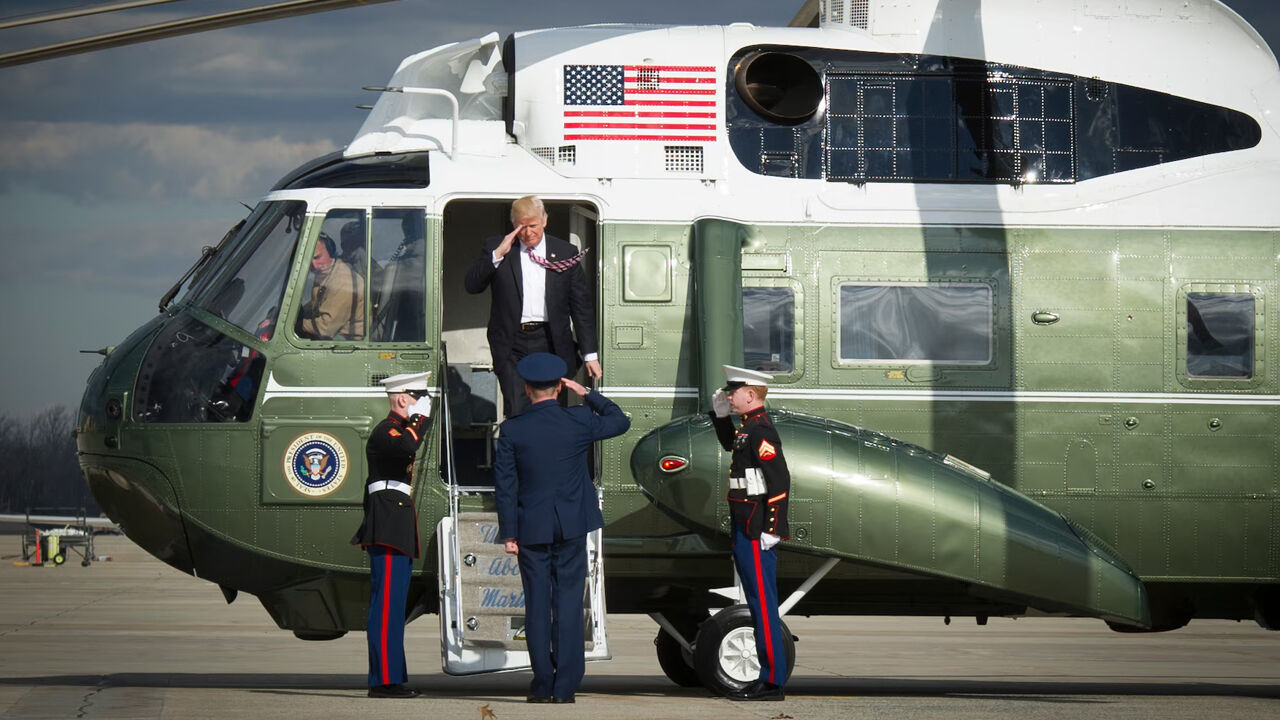 Trump'ın İngiltere seyahati az daha kabusu oluyordu... Helikopteri acil iniş yaptı Trump'ın İngiltere seyahati az daha kabusu oluyordu... Helikopteri acil iniş yaptı - 1. Resim