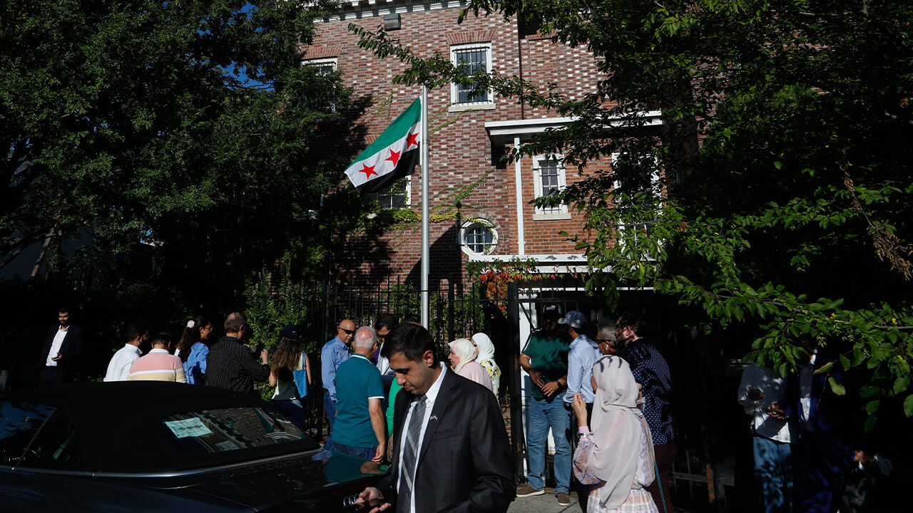 11 yıl sonra ilk! Suriye bayrağı Washington’da dalgalandı - 2. Resim