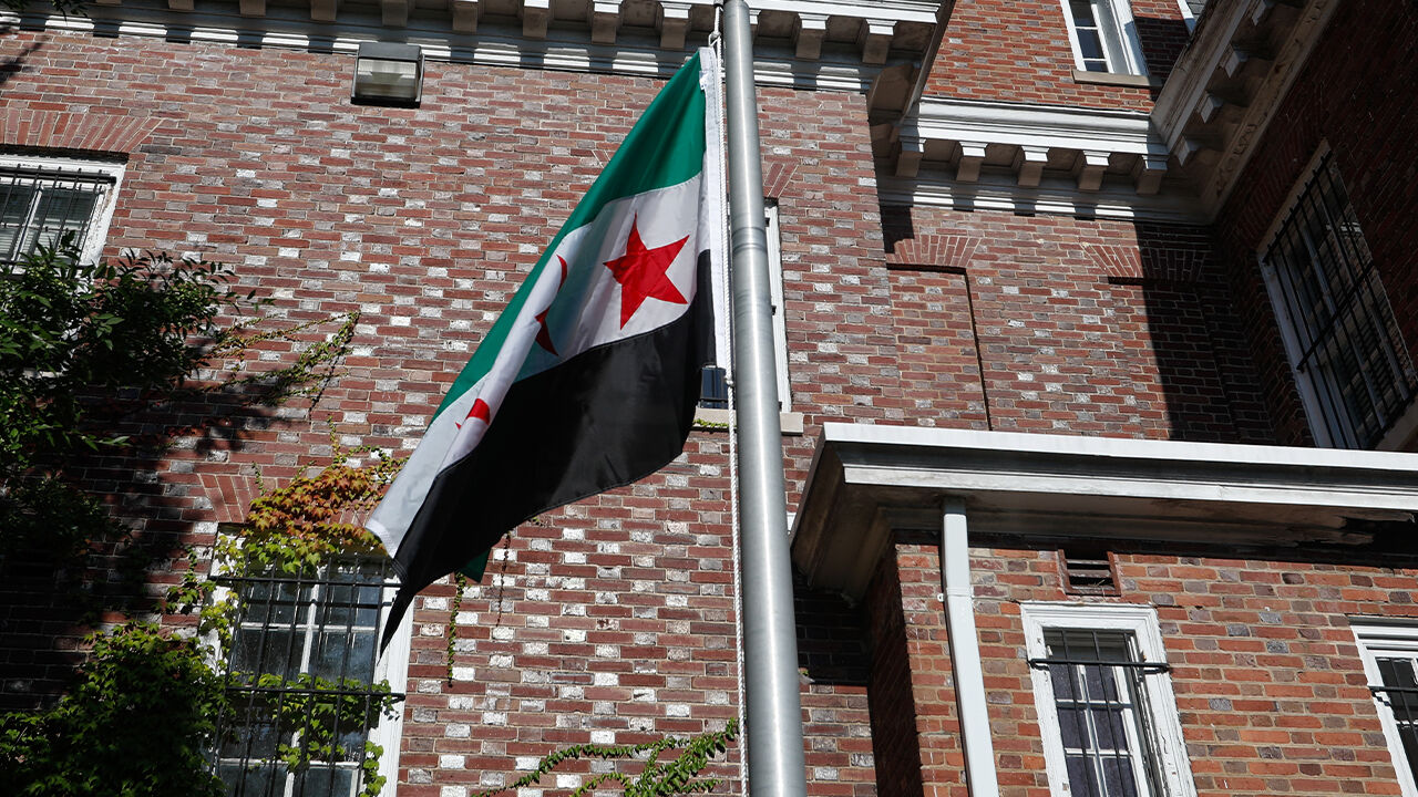 11 yıl sonra ilk! Suriye bayrağı Washington’da dalgalandı - 3. Resim