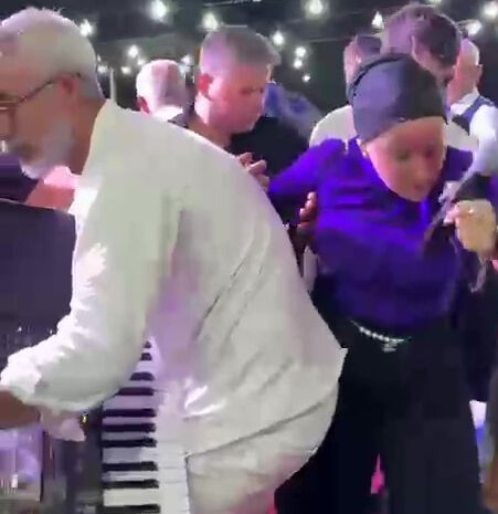 Alkollü şahıs halay başı olmak istedi! Kadın solistin boğazını sıktı Alkollü şahıs halay başı olmak istedi! Kadın solistin boğazını sıktı - 1. Resim