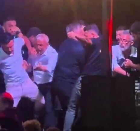 Alkollü şahıs halay başı olmak istedi! Kadın solistin boğazını sıktı Alkollü şahıs halay başı olmak istedi! Kadın solistin boğazını sıktı - 2. Resim