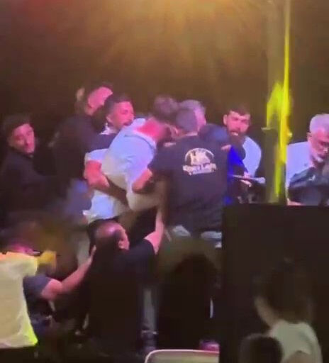 Alkollü şahıs halay başı olmak istedi! Kadın solistin boğazını sıktı Alkollü şahıs halay başı olmak istedi! Kadın solistin boğazını sıktı - 3. Resim