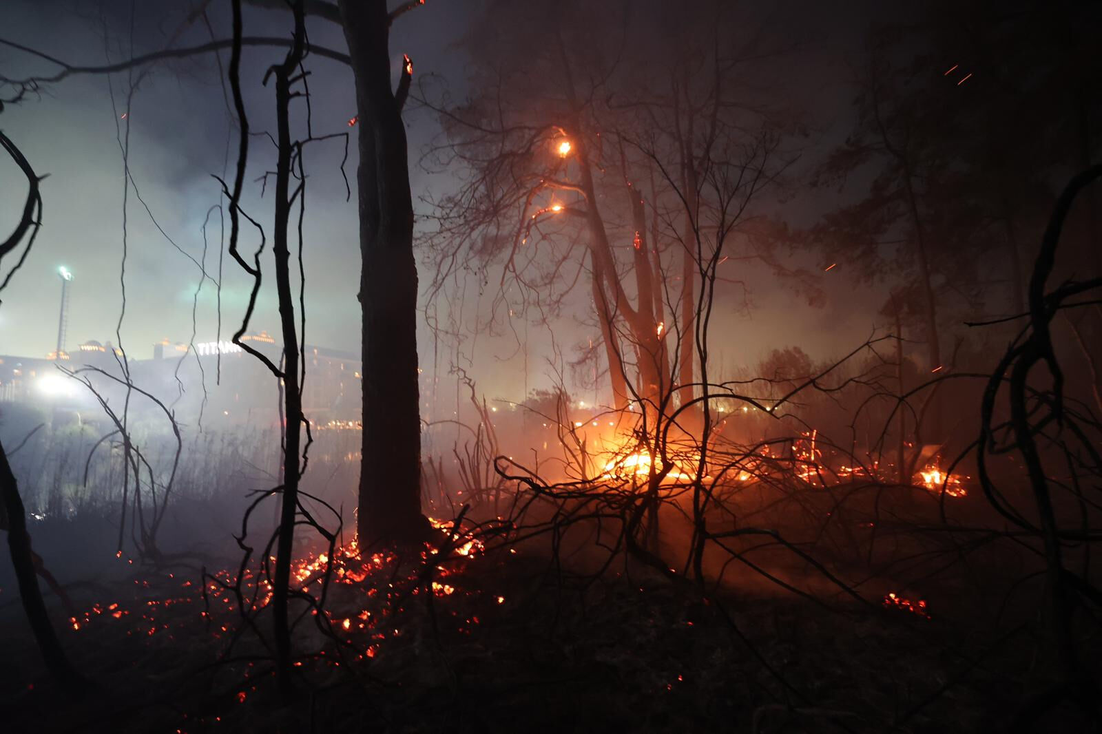 Antalya ve Muğla'da orman yangını! Alevler mahalleleri sardı, Aksu'da 2 otel tahliye edildi - 1. Resim