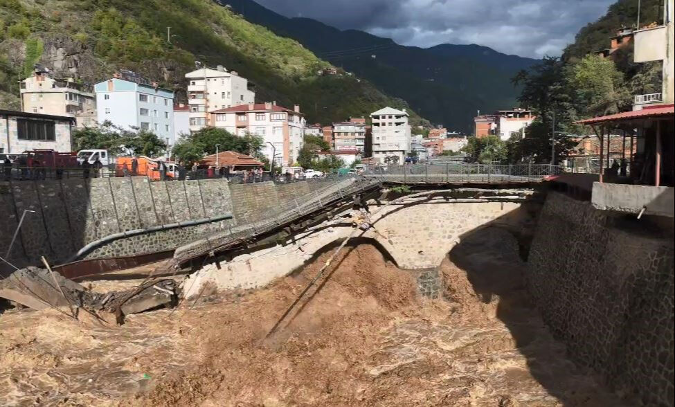 Artvin'de yoğun yağışlar hayatı durma noktasına getirdi! Tarihi köprü sel nedeniyle çöktü - 2. Resim