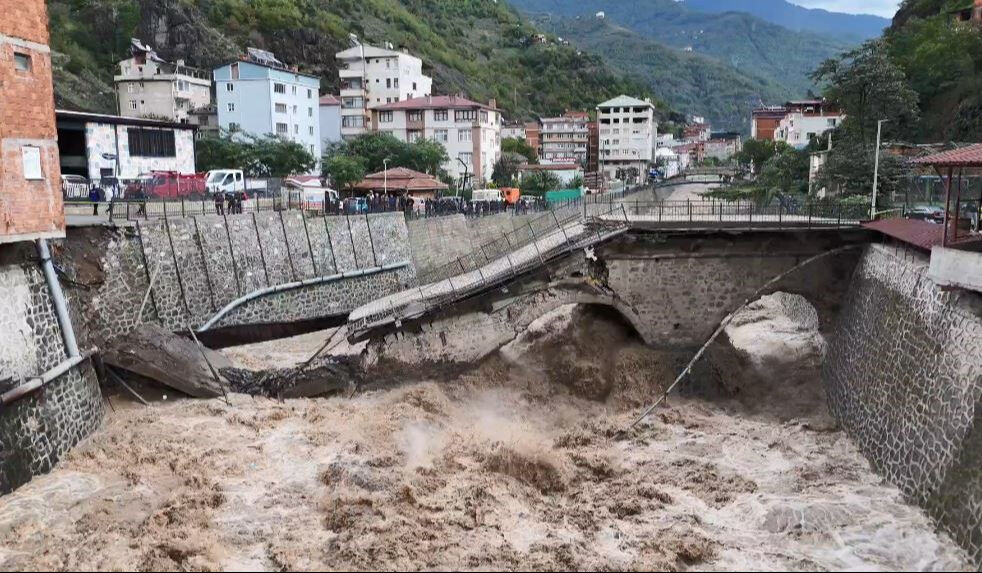 Artvin'de yoğun yağışlar hayatı durma noktasına getirdi! Tarihi köprü sel nedeniyle çöktü - 1. Resim