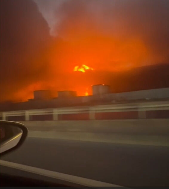 Başakşehir'de sanayi sitesinde yangın! 8 kamyon, 2 tır ve 4 forklift yandı Başakşehir'de sanayi sitesinde yangın! Çok sayıda itfaiye bölgeye sevk edildi - 1. Resim